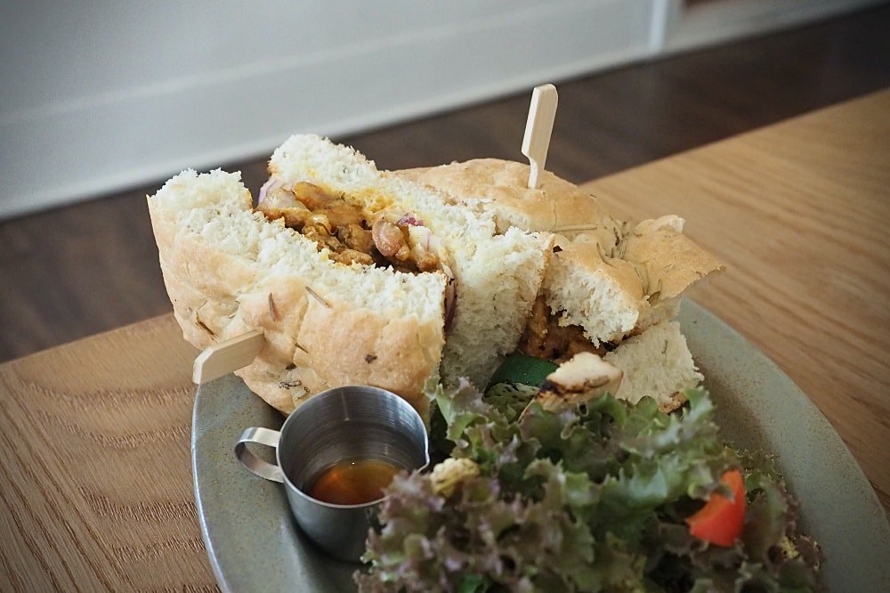 嘉義 | 咖啡一派 The Coffee Folks。音樂電影咖啡/南洋風味星馬美食/老派咖啡館