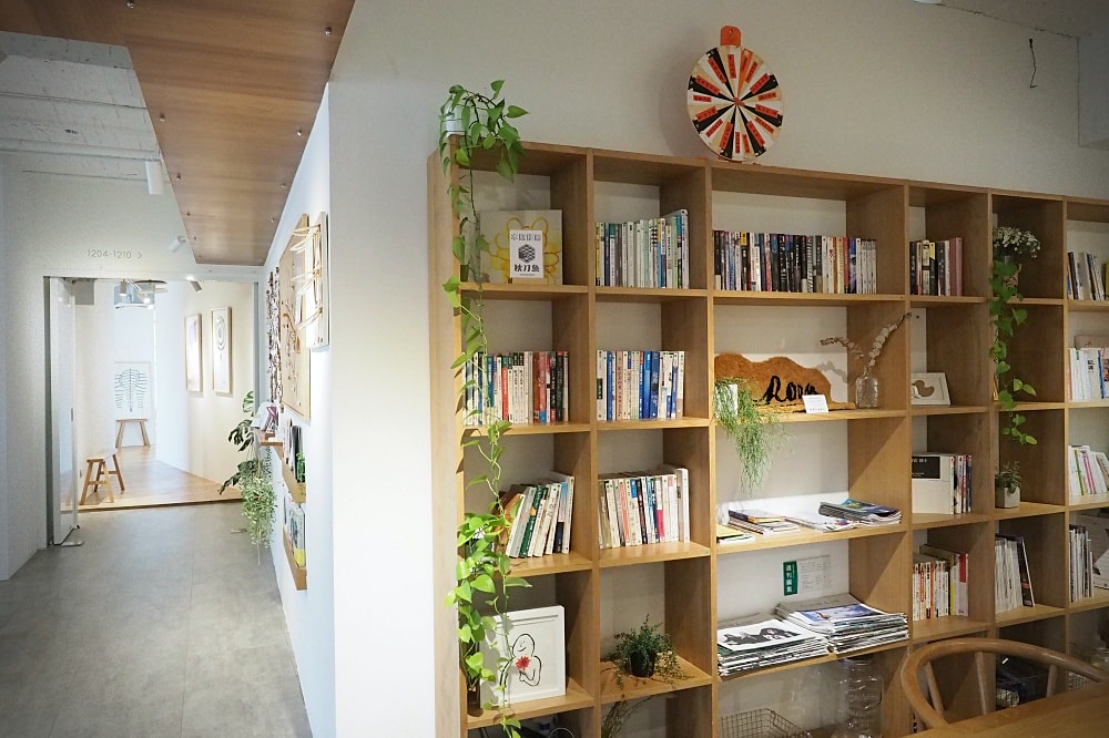 台中市 | 路得行旅國際青年旅館。文青質感旅店/Room Room市集/台中車站對面