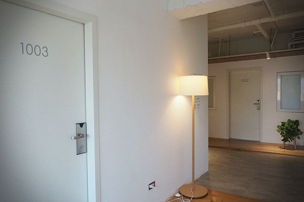 台中市 | 路得行旅國際青年旅館。文青質感旅店/Room Room市集/台中車站對面