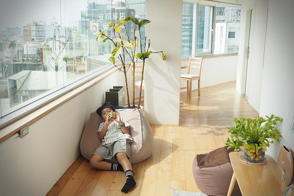 台中市 | 路得行旅國際青年旅館。文青質感旅店/Room Room市集/台中車站對面