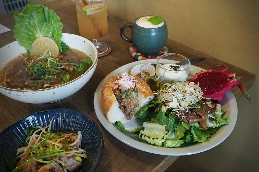 花蓮市 | 南島百合Lily Of Island Eatery（已搬遷）。南島風情早午餐/家傳牛肉麵/森林系老宅