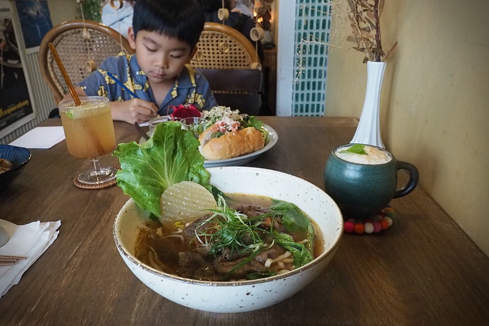 花蓮市 | 南島百合Lily Of Island Eatery（已搬遷）。南島風情早午餐/家傳牛肉麵/森林系老宅